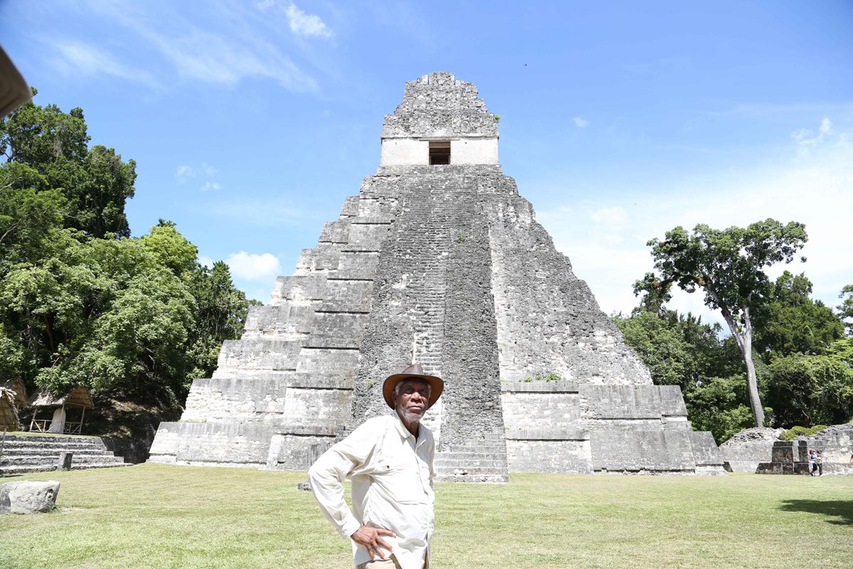 El actor Morgan Freeman llegó a Tikal el 7 de agosto para rodar varias escenas sobre la cultura maya. (Foto Prensa Libre: Cortesía Rosendo Morales)