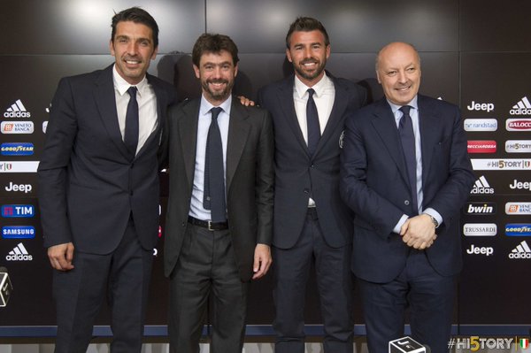 Gianluigi Buffon y Andrea Barzagli posan con los directivos del club, luego de firmar la renovación con la Juve. (Foto Prensa Libre: Juventus)