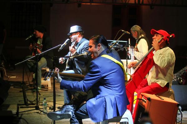 Alvaro Aguilar vocalista de Alux Nahual deleitó al público. (Foto Prensa Libre: Esbin García)