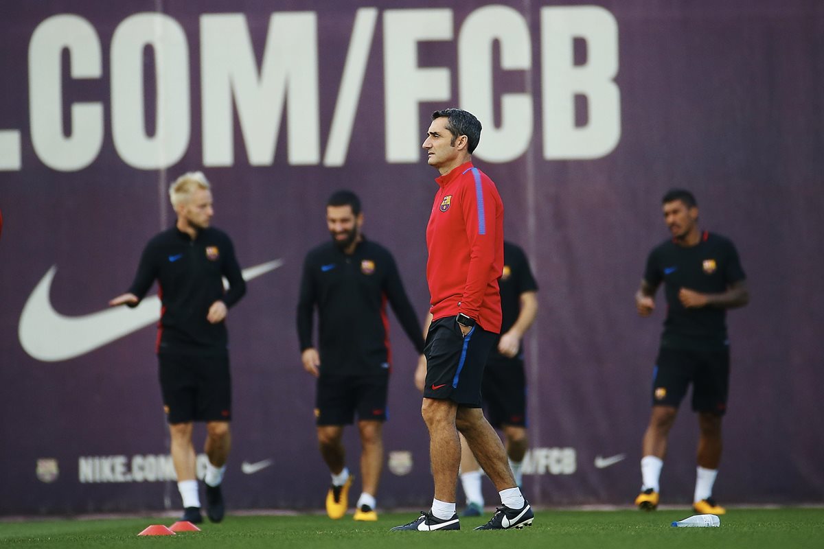El entrenador del FC Barcelona, Ernesto Valverde, durante el entrenamiento en la ciudad deportiva Joan Gamper de Sant Joan Despí. (Foto Prensa Libre: EFE)