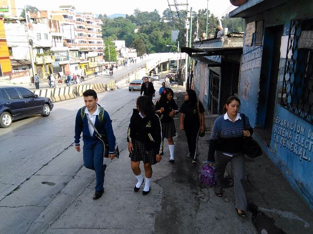 Vecinos de la zona 6 de Mixco por la falta de transporte público.(Foto Prensa Libre: Estuardo Paredes)