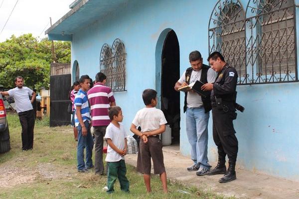 Agentes de la Policía y curiosos permanecen afuera de la casa en donde localizaron el cadáver del francés. (Foto Prensa Libre: Rigoberto Escobar)<br _mce_bogus="1"/>