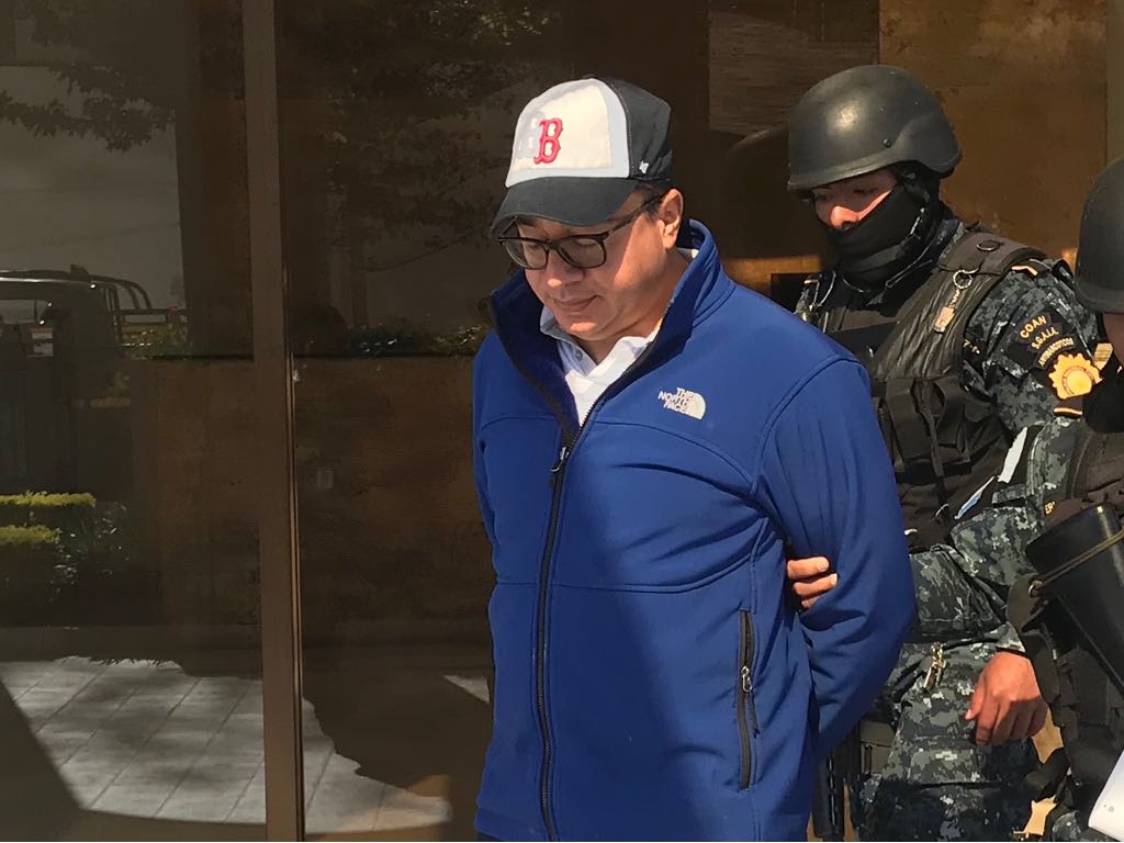 Ronald García Navarijo, exdirectivo del Bantrab, en el momento de su captura durante diligencias que realizaba el MP y Cicig en residenciales de la zona 15 capitalina. (Foto Prensa Libre: Cortesía)