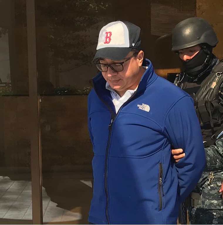 Ronald García Navarijo, exdirectivo del Bantrab, en el momento de su captura durante diligencias que realizaba el MP y Cicig en residenciales de la zona 15 capitalina. (Foto Prensa Libre: Cortesía)