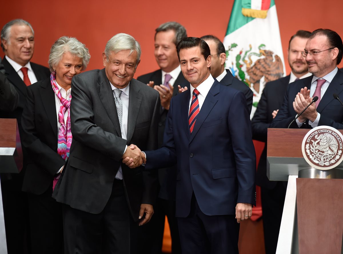 Enrique Peña Nieto -d- entregará el poder ejecutivo a Manuel López Obrador -i- el 1 de diciembre. (Foto Prensa Libre: AFP)