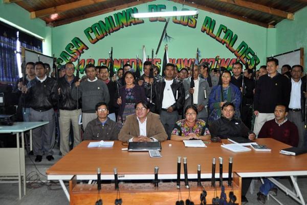Los alcaldes comunales de los 48 cantones de Totonicapán promueven una protesta contra el gobierno mañana en Cuatro Caminos. (Foto Prensa Libre: Edgar Domínguez)