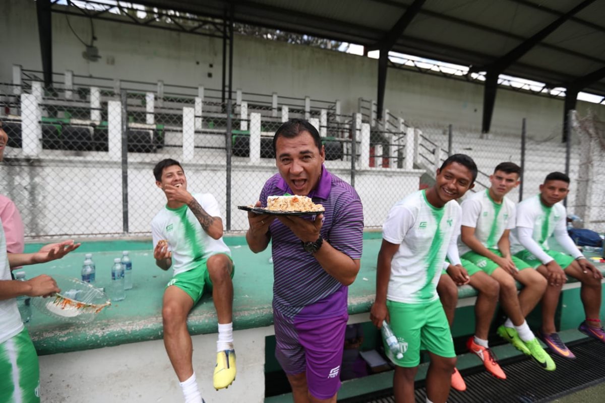El técnico argentino Mauricio Tapia festejó su cumpleaños con sus jugadores en el estadio Pensativo. (Foto Prensa Libre: Francisco Sánchez)