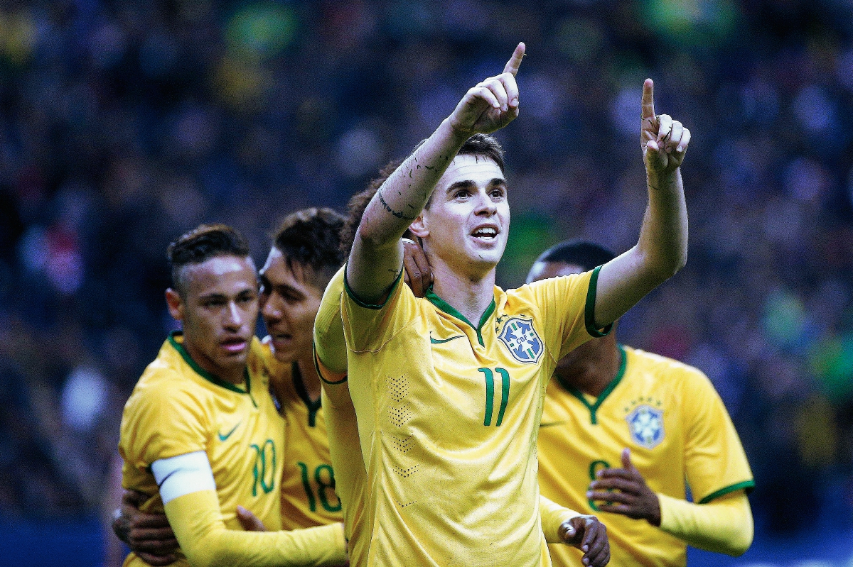 El volante brasileño Oscar anotó el primer gol que inició la remontada de Brasil. (Foto Prensa Libre: EFE)