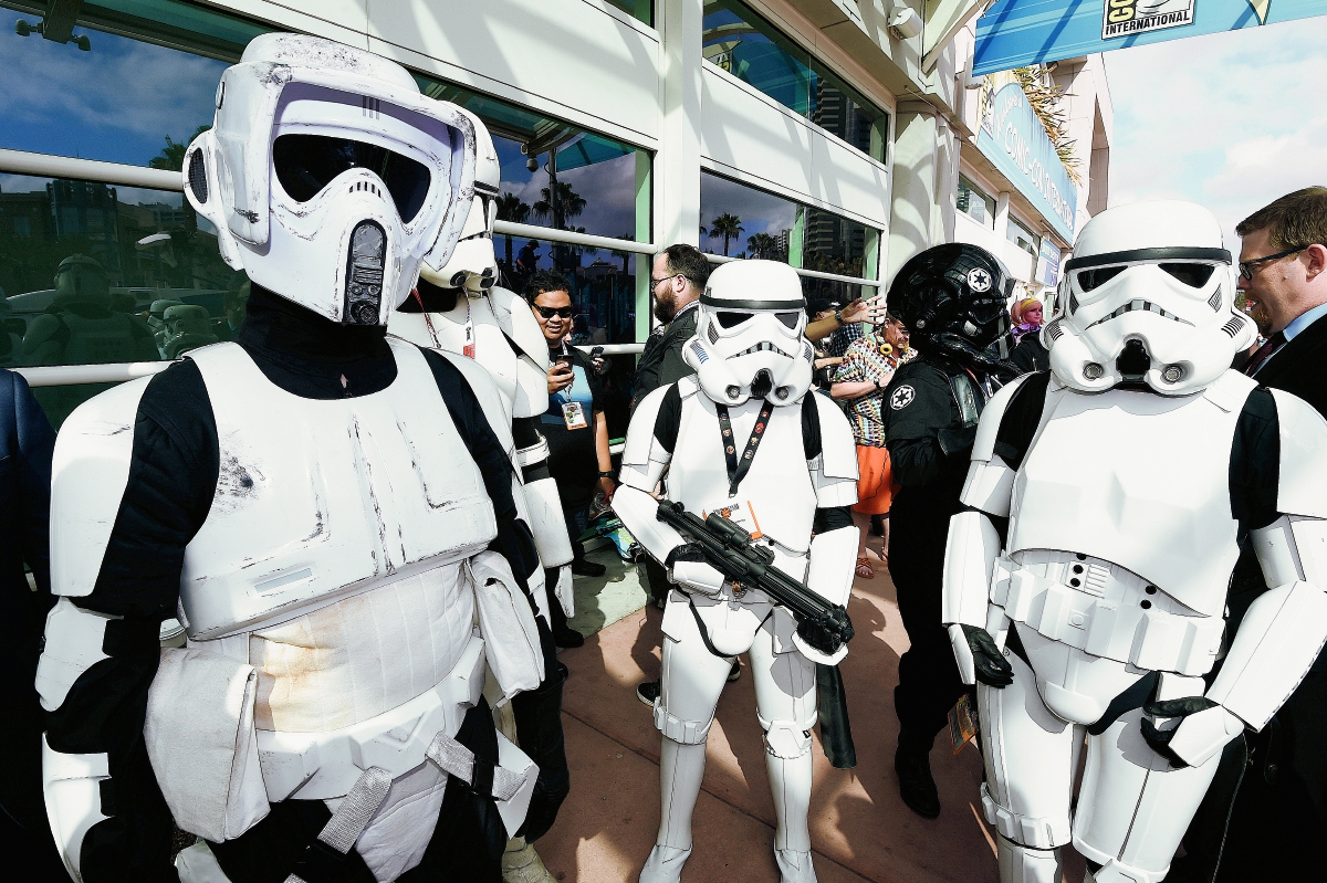 Admiradores de Star Wars llegan vestidos de sus personajes favoritos a la Comic Con, que se desarrollará del 9 al 12 de julio, en San Diego. (Foto Prensa Libre: AP)