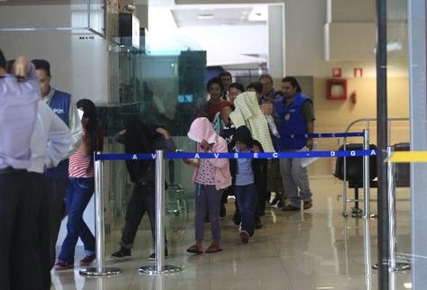 Menores abandonan el aeropuerto La Aurora, después de haber sido deportados ayer desde México.