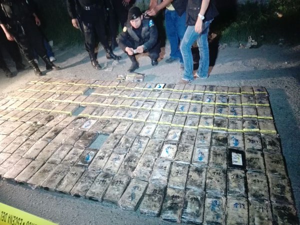 Incautan droga en doble fondo de un furgón en ruta al Pacífico, Amatitlán. (Foto Prensa Libre: PNC)