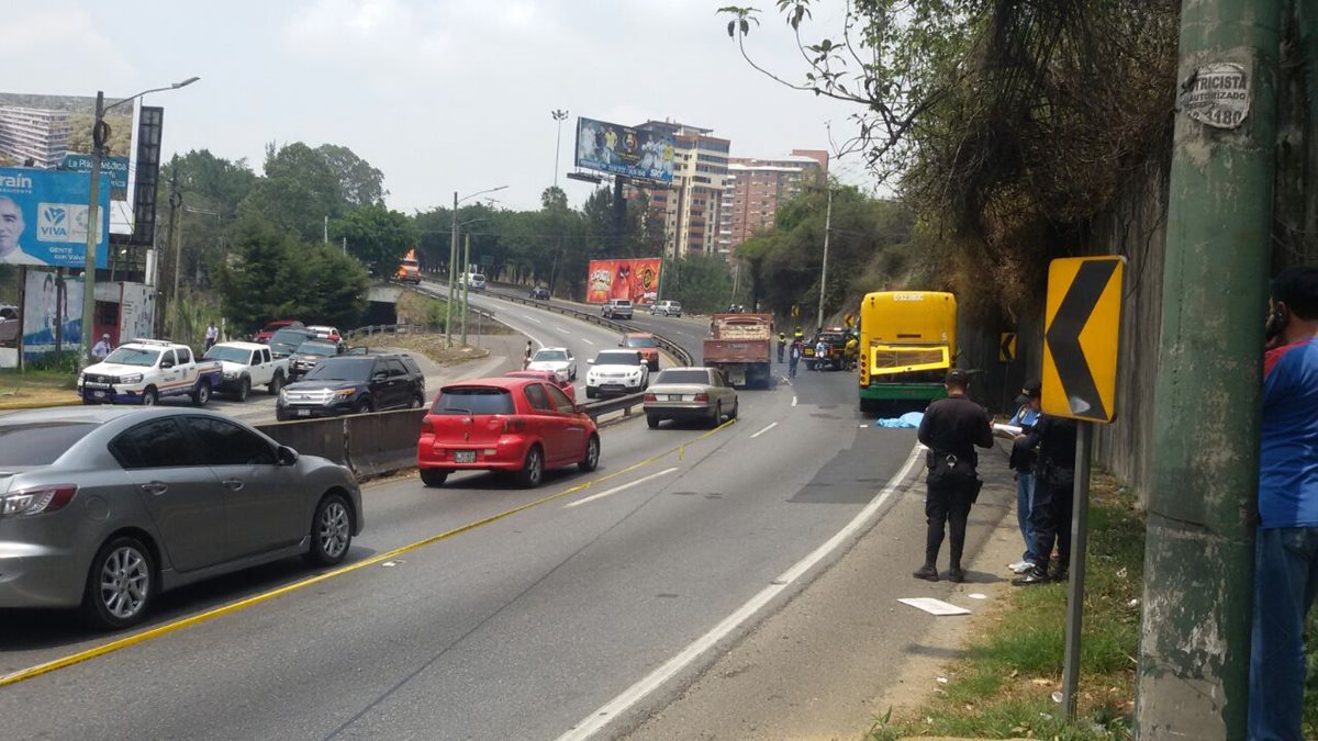 Agentes de la PNC cierran el tránsito en el área en espera del MP. (Foto Prensa Libre: Álvaro Interiano)