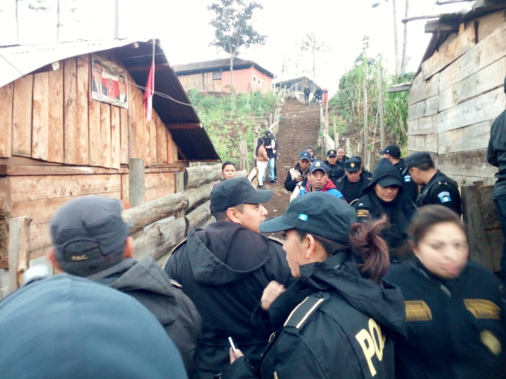 Fuerzas de seguridad efectúan cateos en Nebaj en busca que evidencias que ayuden a resolver una denuncia de vecinos. (Foto Prensa Libre: Óscar Figueroa).