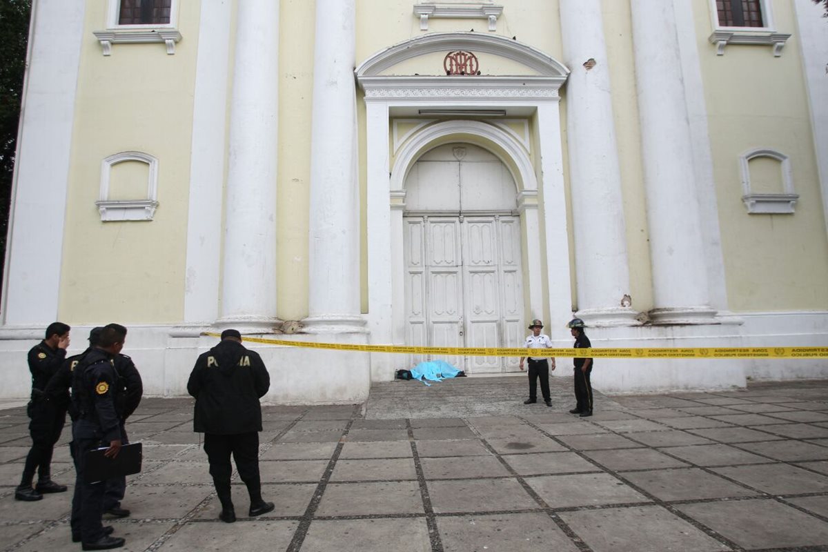 El cuerpo de un hombre fue localizado en la entrada de la iglesia La Recolección. (Foto Prensa Libre: Estuardo Paredes)