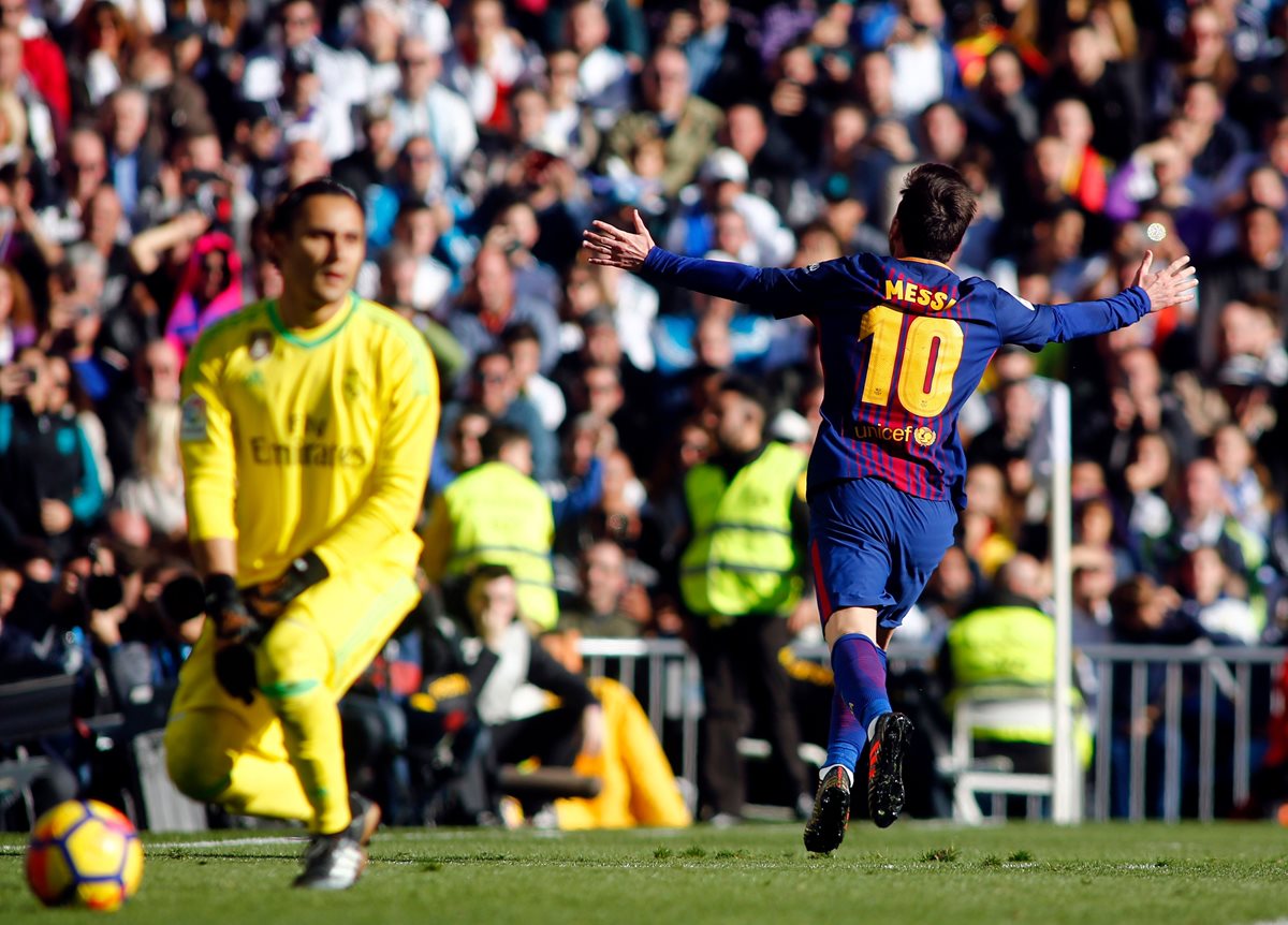 Lionel Messi anotó su gol 15 en el Santiago Bernabéu, mientras Keylor Navas muestra su decepción. (Foto Prensa Libre: AFP)