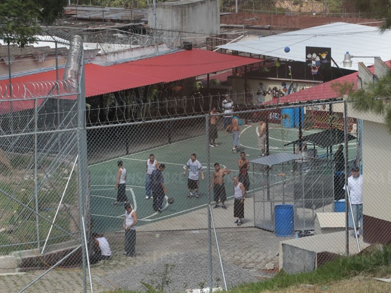 Los reos tienen el espacio privado para actividades deportivas fuera de su sector, donde tienen prohibido permanecer. (Foto Prensa Libre: Érick Ávila)