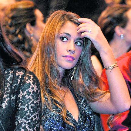 Antonella Roccuzzo en abril presenció el desfile de modas en Barcelona. (Foto Prensa Libre: AFP)