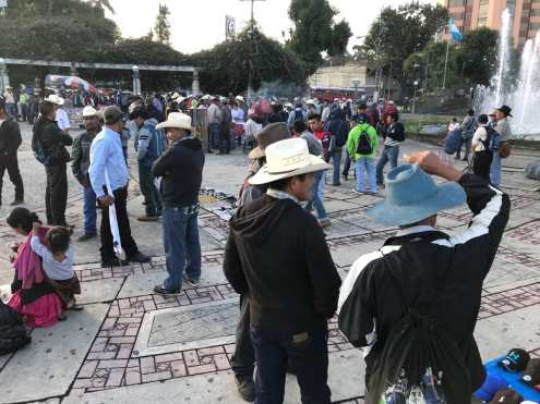 Manifestantes se dirigen hacia el Centro Histórico desde el Obelisco.