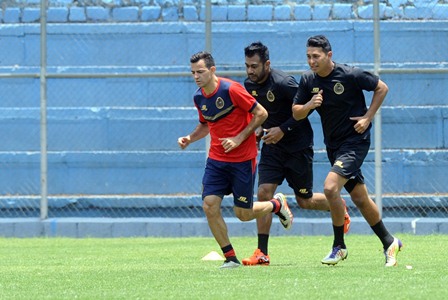 Marco Pablo Pappa recorre el estadio Manuel Felipe Carrera durante el entrenamiento efectuado este lunes. (Foto Prensa Libre: Francisco Sánchez).