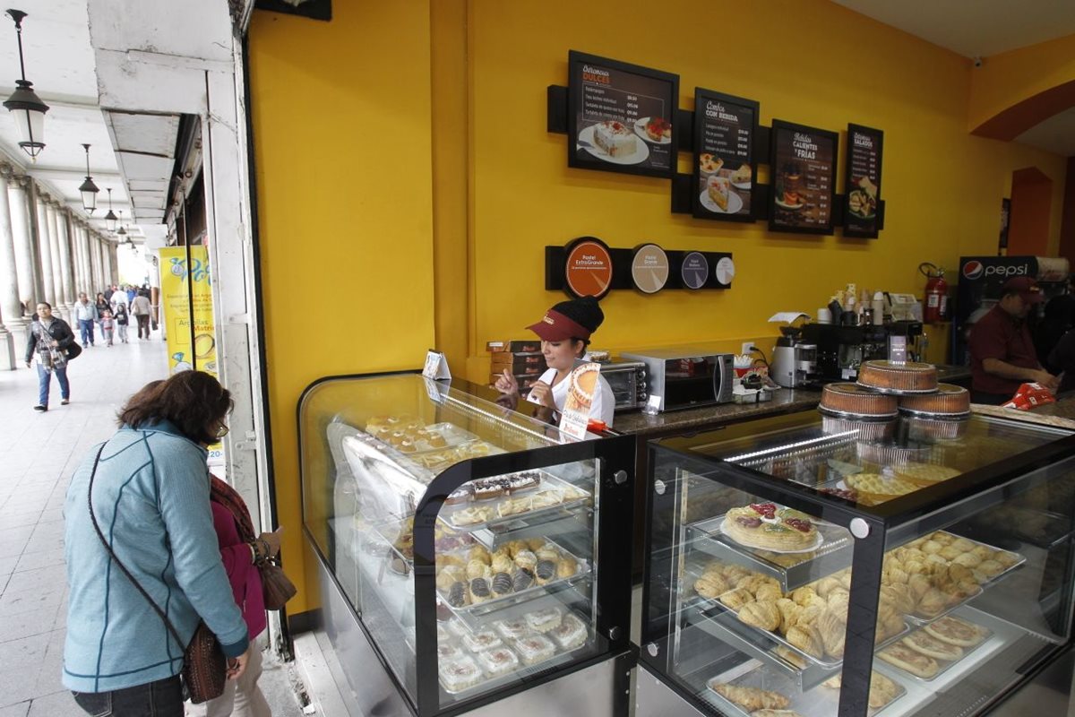 El primer local comercial de Pastelería Milano bajo el formato de microfranquicia, se ubica en el Portal del Comercio, Zona 1. (Foto Prensa Libre: Paulo Raquec)