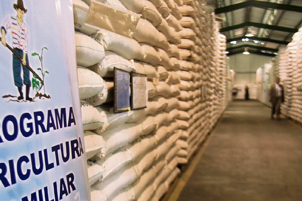 La junta de licitación recibió ayer las ofertas de las empresas interesadas en entregar el abono. (Foto Prensa Libre: EDWIN BERCIAN)