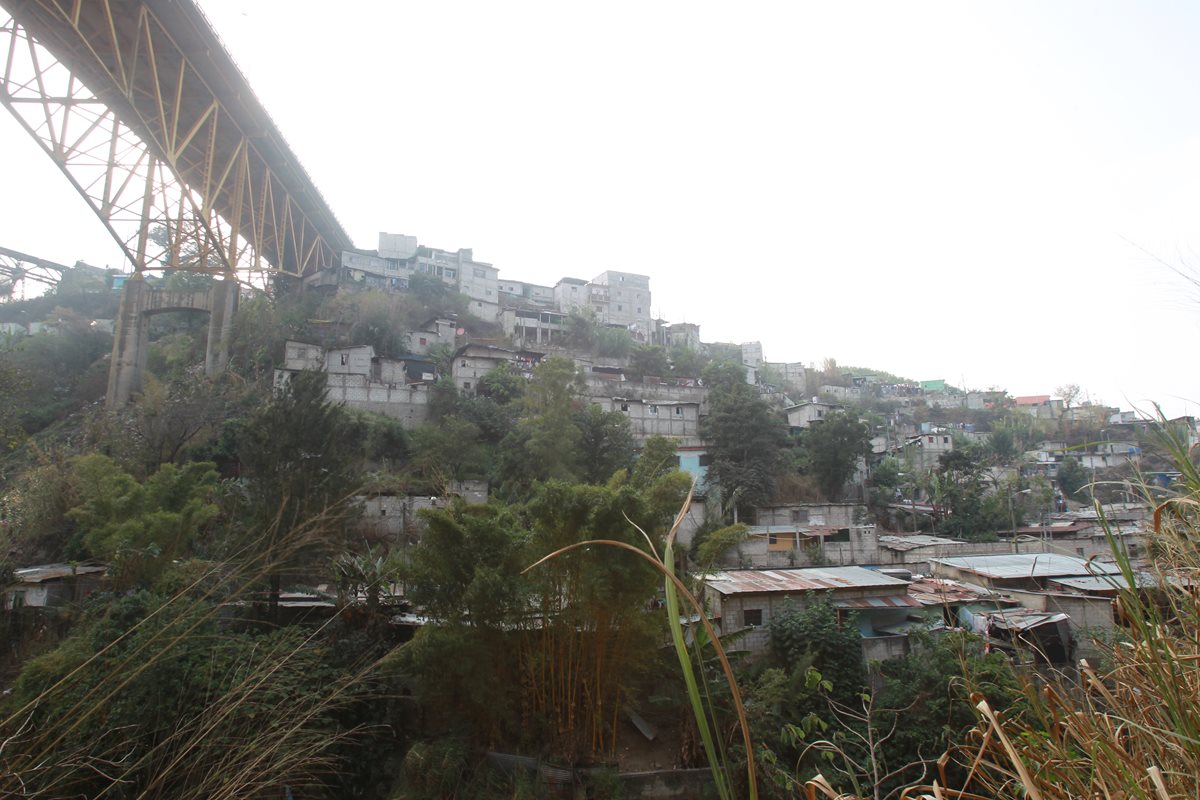 Varias familias que viven bajo el puente Belice, podrían ser trasladas a la zona 6.(Foto Prensa Libre: Hemeroteca PL)