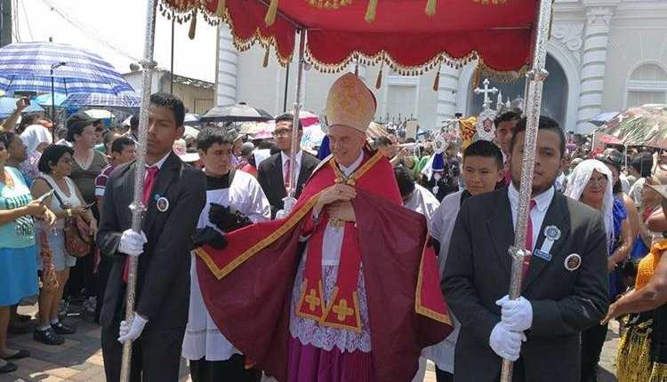 Nuncio Nicolas Therevin, durante la procesión del Niño Dios de Amatitlán, en mayo último. (Foto: Hemeroteca PL)