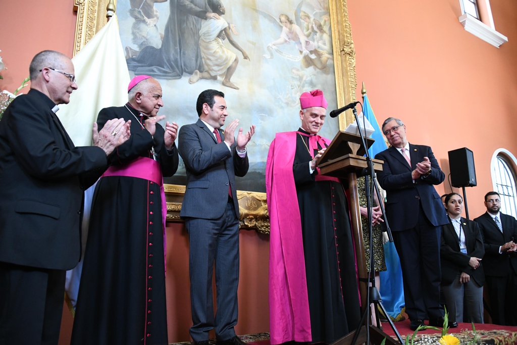 El nuncio apostólico, en el acto del martes último por el quinto año de pontificado de Francisco, acompañado del presidente Jimmy Morales, el vicepresidente Jafeth Cabrera.