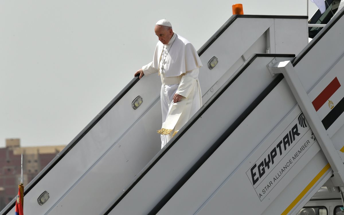 El papa Francisco arriba a Egipto. lleva un mensaje de reconciliación entre religiones. (Foto Prensa Libre: AFP)