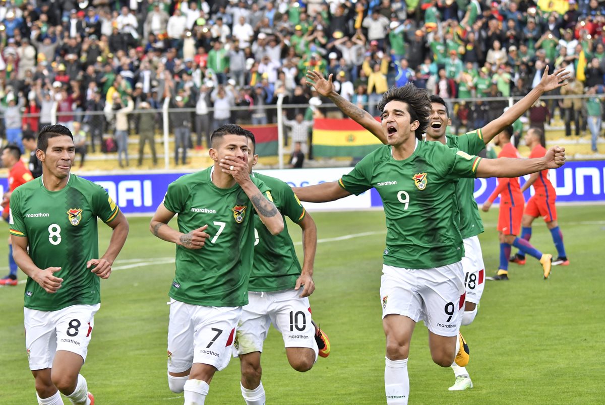 Juan Carlos Arce celebra después de anotar el gol del triunfo de Bolivia contra Chile. (Foto Prensa Libre: AFP)