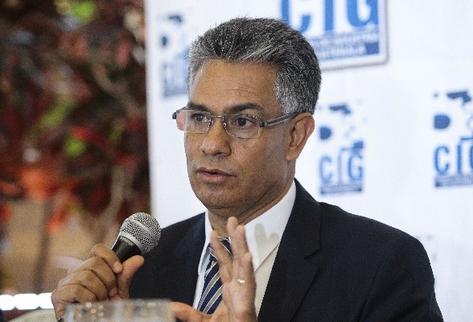 El ex jefe de la SAT, Carlos Muñoz, fue separado del cargo por el presidente, pero este afirma que aún no ha sido notificado. (Foto Prensa Libre: Hemeroteca PL)