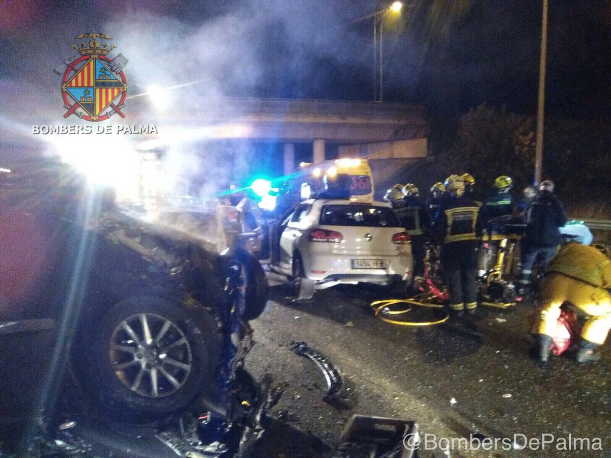 El accidente ocurrió en una autopista de Mallorca, España. (Foto Prensa Libre: Bomberos de Palma)