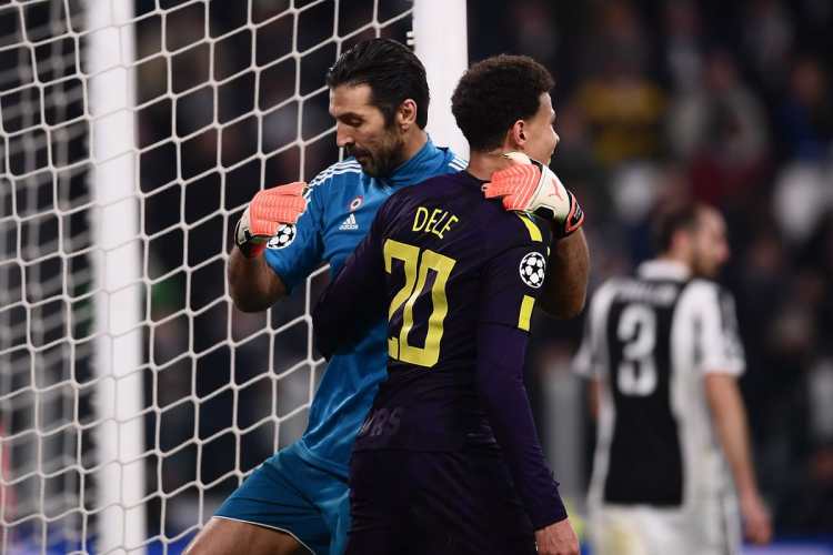 Gianluigi Buffon se abraza con Dele Alli después de una acción de peligro sobre la portería de la Juventus.