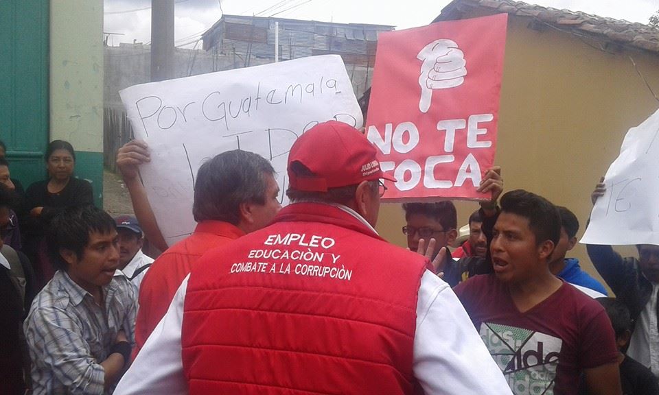 Manifestantes impiden mítin de Baldizón en Tejutla, San Marcos. (Foto Prensa Libre: Stereo Begonia)