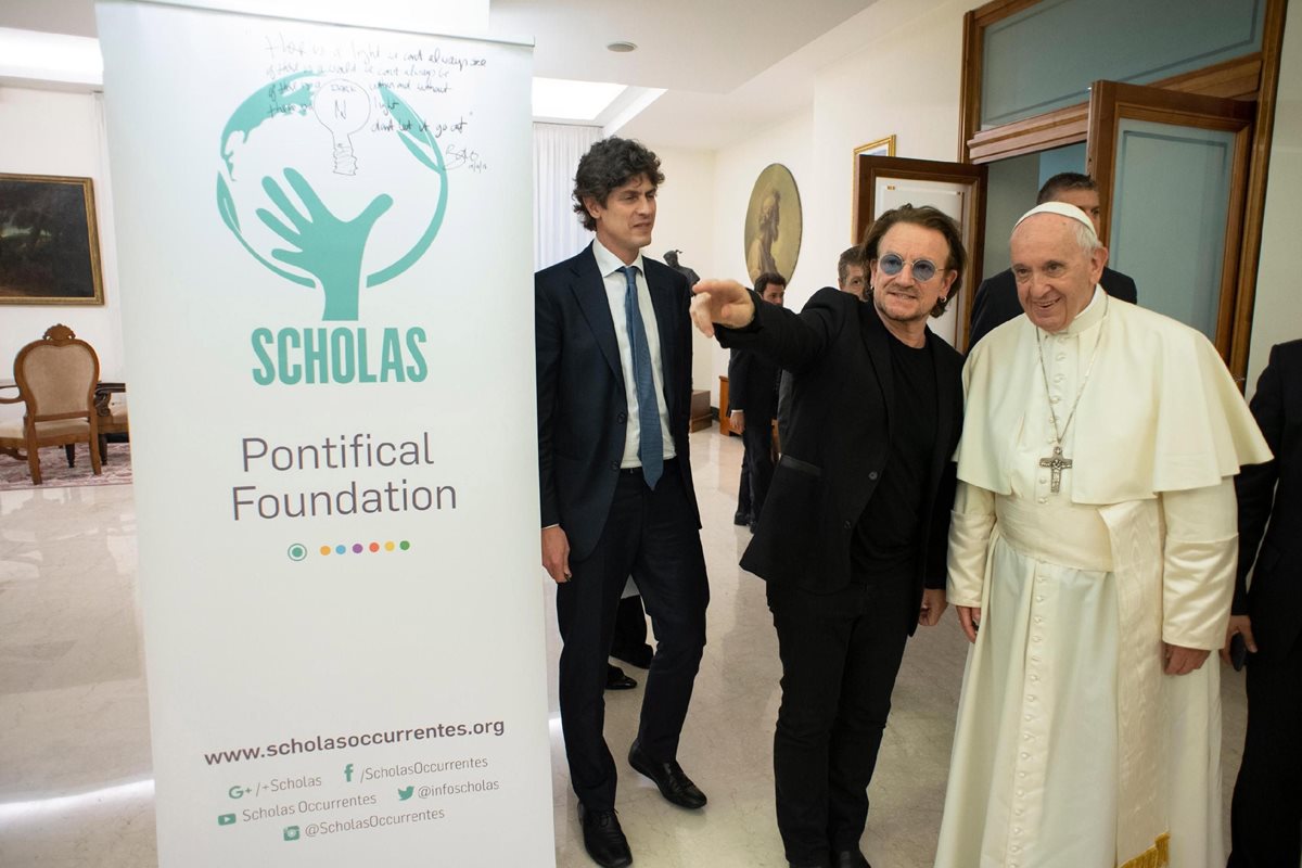 Bono acudió al Vaticano para conocer la labor que desarrolla la fundación pontificia Scholas Occurrentes, impulsada por el papa Francisco. (Foto Prensa Libre: EFE)