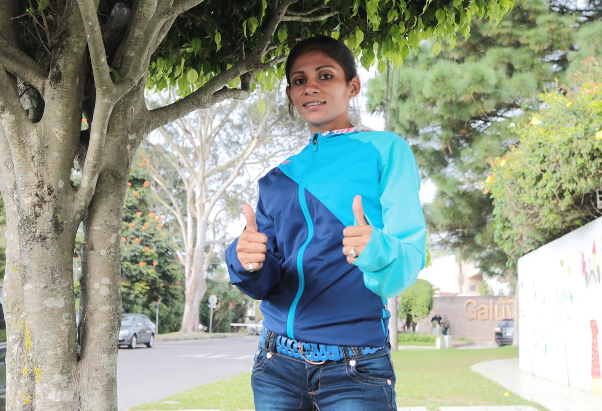 Mirna Ortiz captada en uno de sus entrenamientos en el estadio Mateo Flores. (Foto Prensa Libre:Carlos Vicente)
