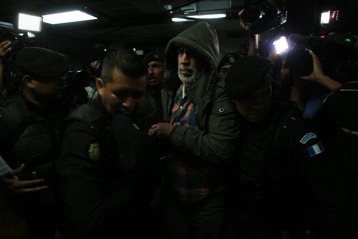 Brayan Jiménez es trasladado a la torre de Tribunales a bordo de una patrulla de la Policía nacional Civil. (Foto Prensa Libre: Esbin García)