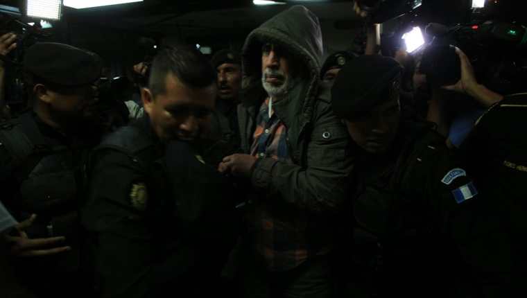 Brayan Jiménez es trasladado a la torre de Tribunales a bordo de una patrulla de la Policía nacional Civil. (Foto Prensa Libre: Esbin García)
