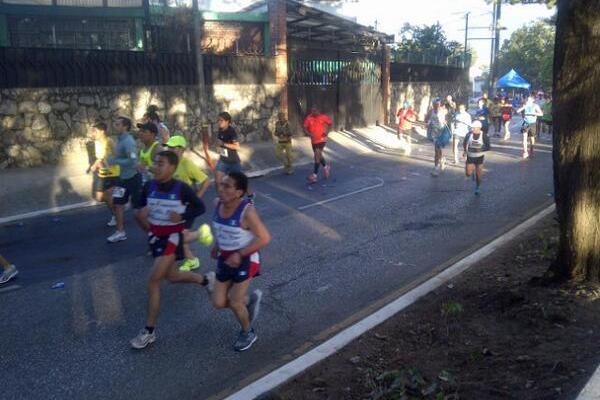 Participantes de la Max Tott durante su paso en zona 5. (Foto Prensa Libre: Claudia Acuña)