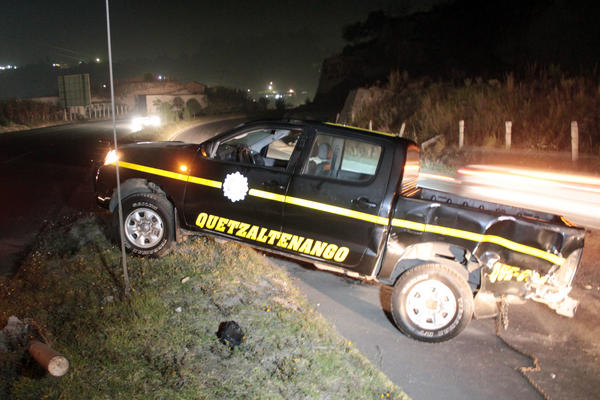 Una autopatrulla chocó contra bus extraurbano en kilómetro 196 de la auto pista Los Altos a Xela. (Foto, Prensa Libre: Carlos Ventura).