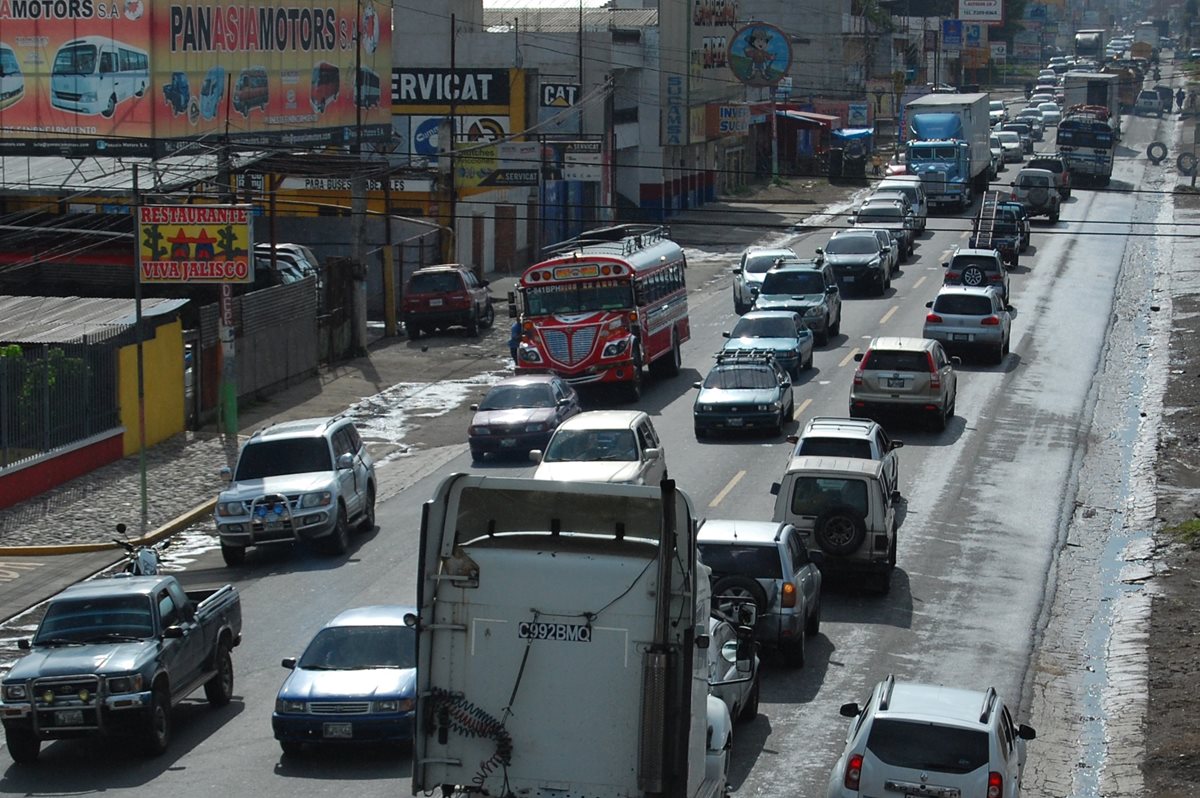 Cientos de pilotos que utilizan la ruta CA-1 Occidente conducen despacio por Chimaltenango, debido a que la capacidad de la carretera está sobrepasada y los trabajos de liberación aún no concluyen.