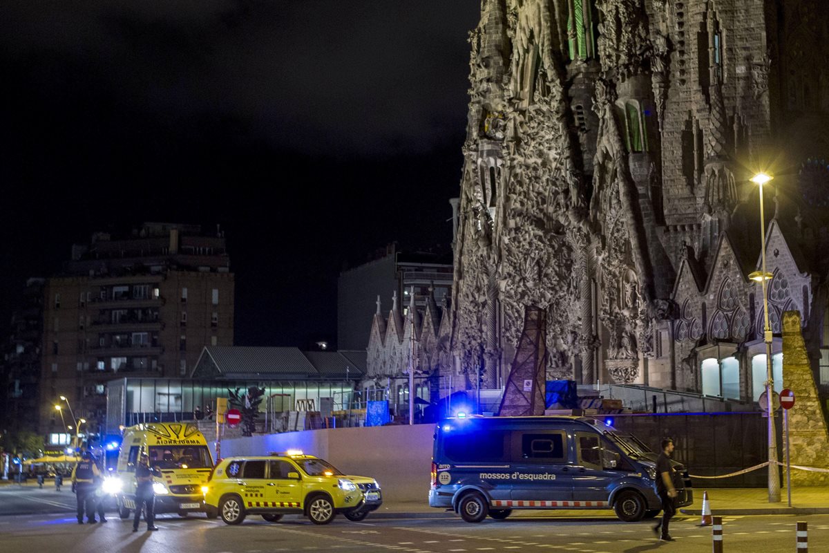 Efectivos de la Policía controlan las cercanías de la Sagrada familia de Barcelona. (Foto Prensa Libre: EFE).
