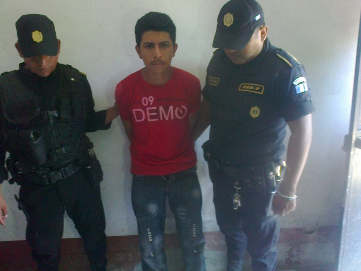 Óscar Antonio Escobar Cruz, el coca, fue capturado en la calle principal de la aldea Guatalón, Río Bravo, Suchitepéquez. (Foto Prensa Libre: Omar Méndez)