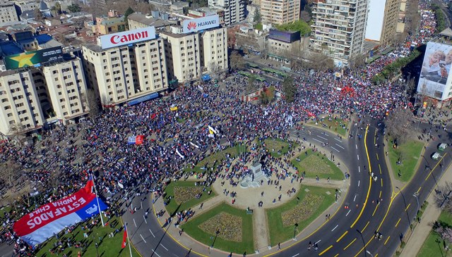 Fotografía aérea de una manifestación para exigir el fin del sistema privado de pensiones impuesto en 1981 por la dictadura de Augusto Pinochet. (Foto Prensa Libre. EFE)
