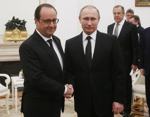 El presidente ruso, Vladímir Putin (der), saluda a su homólogo francés, Francois Hollande, en el Kremlin de Moscú, Rusia.(Foto Prensa Libre:EFE).