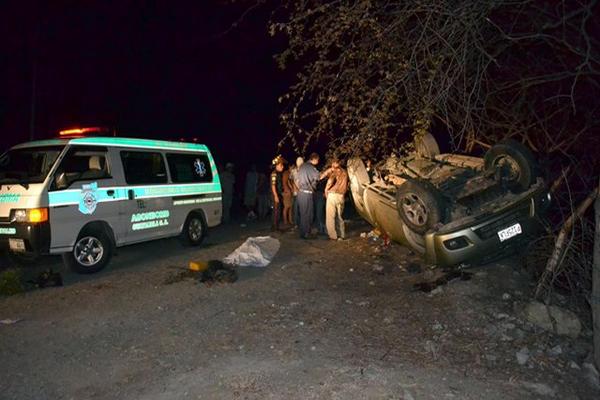 Luego de dar varias vueltas en el asfalto, un picop quedó volcado junto a la carretera, en la ruta hacia Morazán, El Progreso. (Foto Prensa Libre: Hugo Oliva)<br _mce_bogus="1"/>