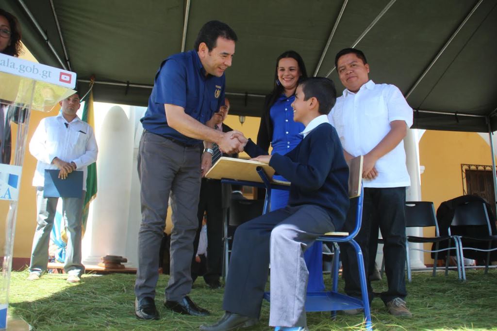 El mandatario Jimmy Morales entrega escritorio a un estudiante en Huehuetenango. (Foto Prensa Libre: Mike Castillo).