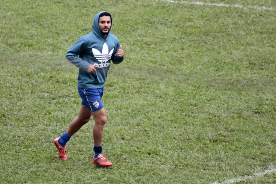 El artillero de Cobán Imperial, Edi Danilo Guerra, durante la práctica de su equipo. (Foto Prensa Libre: Eduardo Sam)