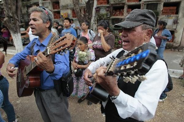Rafael Ríos y Alain Leiva se alternan con los otros grupos musicales en   el Cementerio La Verbena (Foto PrensaLibre: Álvaro Interiano)