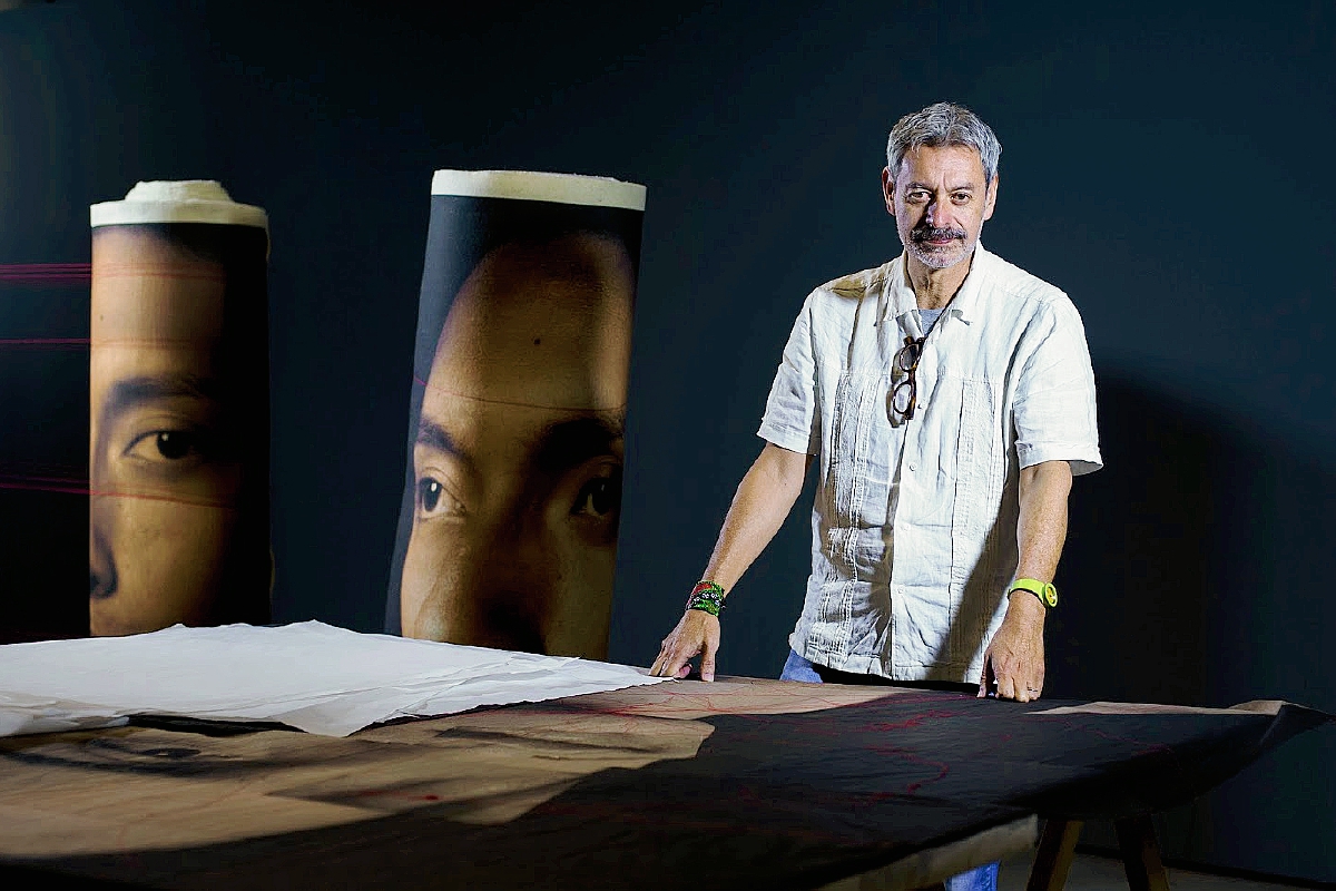 Luis González Palma, durante el montaje de su exposición en Madrid. (Foto Prensa Libre: Ignacio Gil).